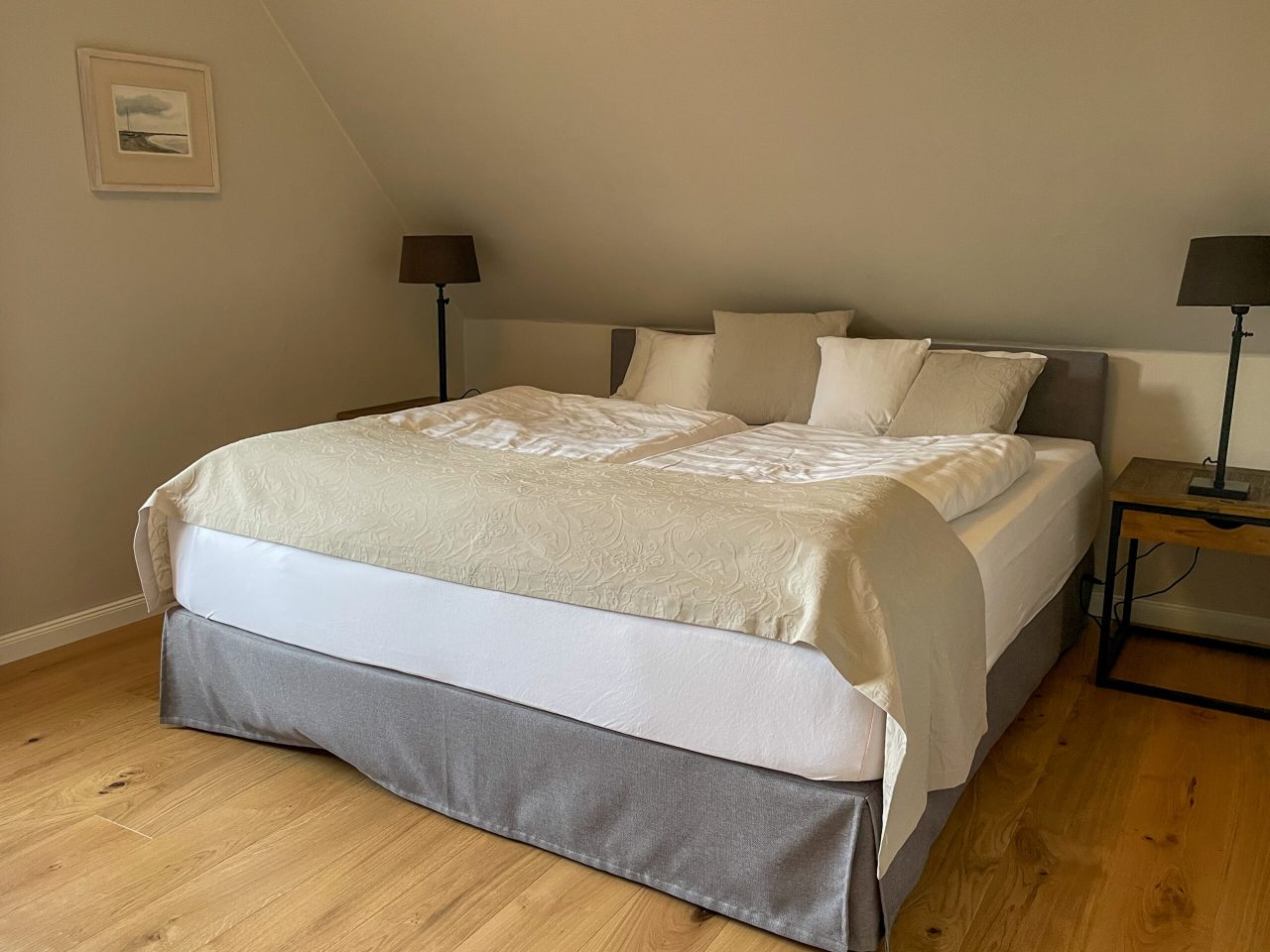 Schlafzimmer 2 (13m²)
mit Boxspringbett 1,80 x 2,00 m
