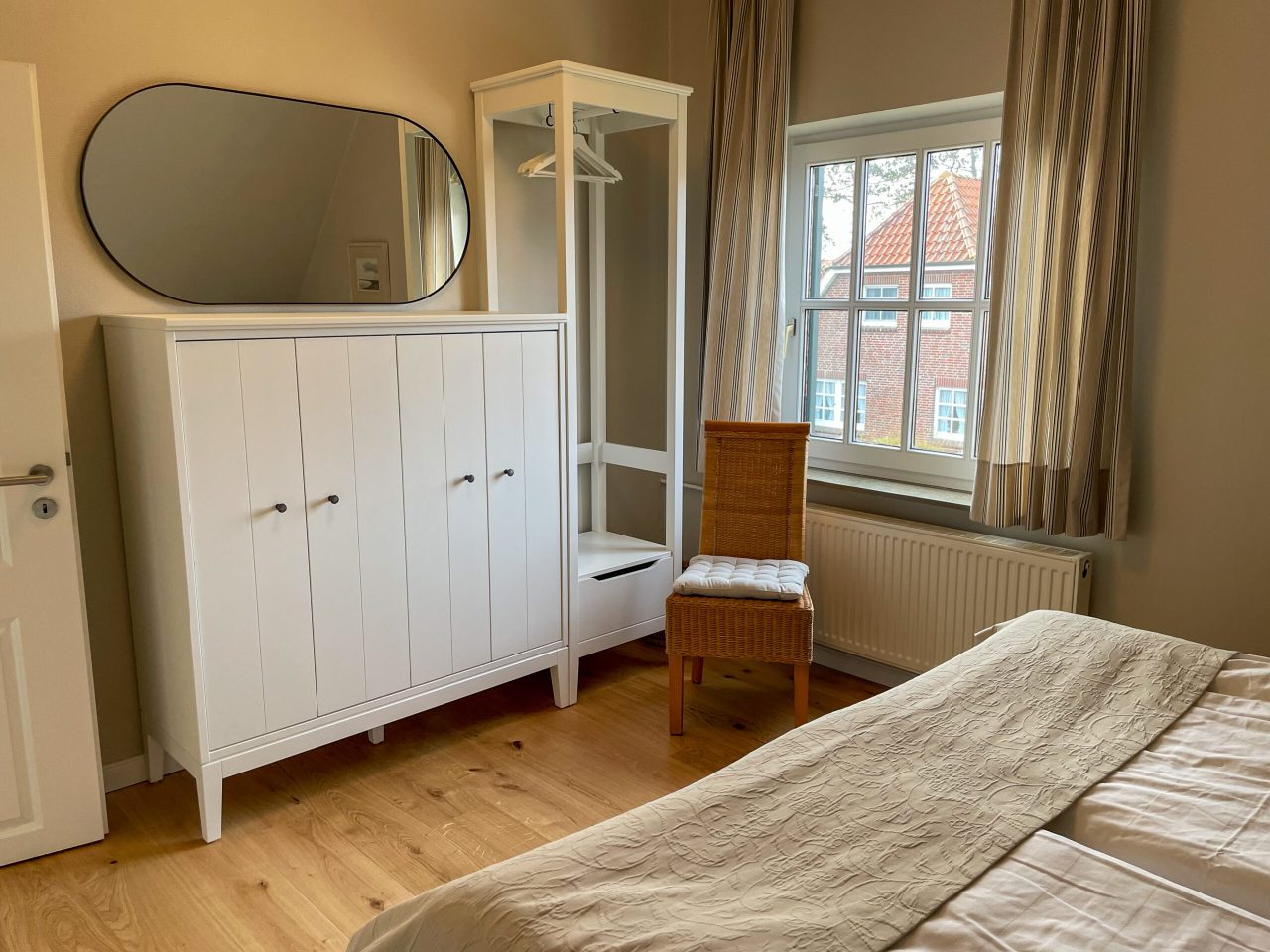 Schlafzimmer 2 (13m²)
mit Boxspringbett 1,80 x 2,00 m