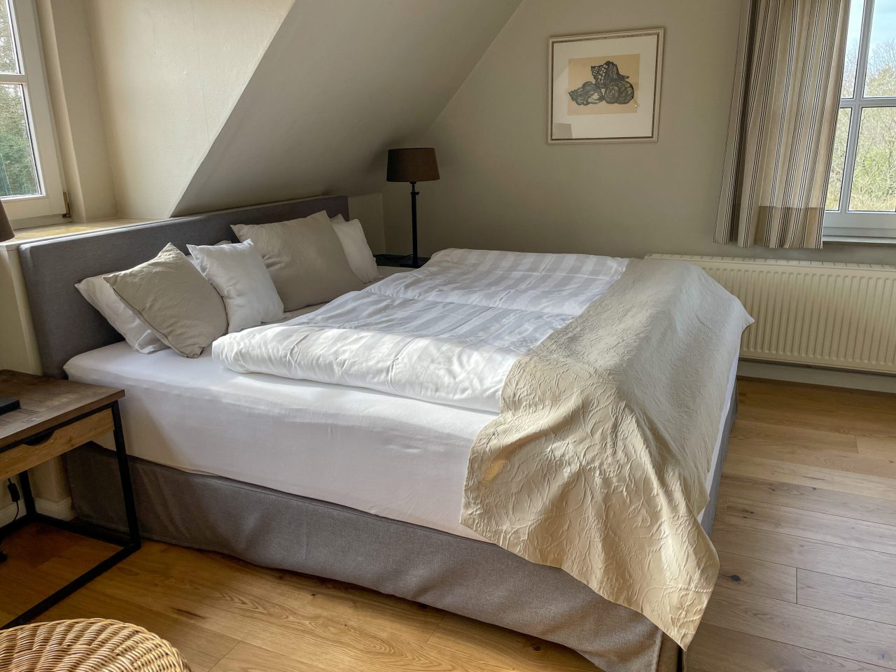Schlafzimmer 1 (17m²) mit Boxspringbett (1,80m x 2,00m) zzgl. Kinderbett bei Bedarf