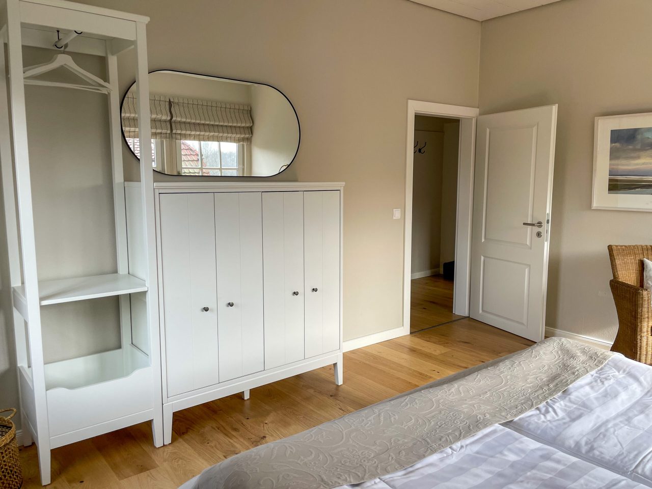 Schlafzimmer 1 (17m²) mit Boxspringbett (1,80m x 2,00m) zzgl. Kinderbett bei Bedarf