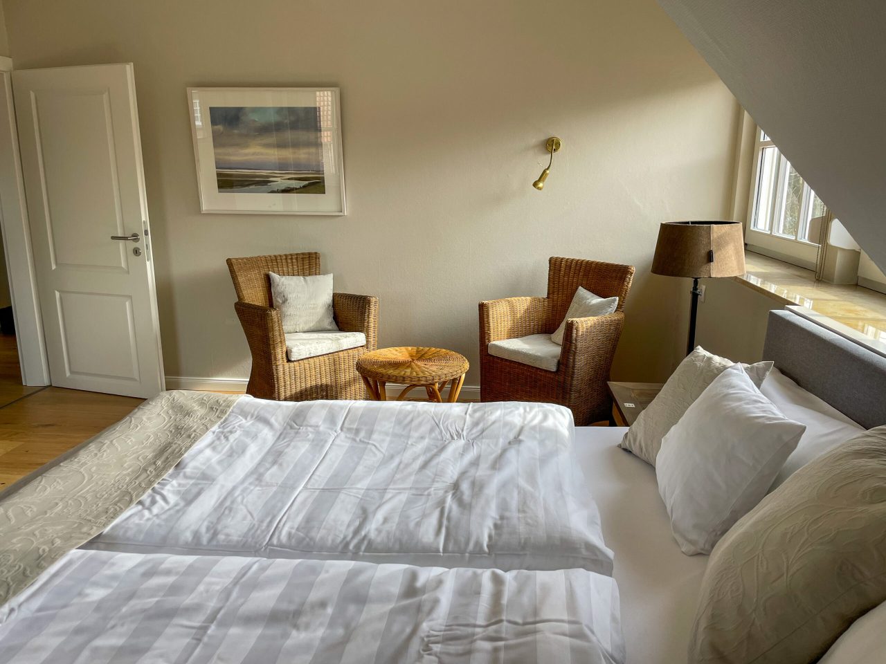 Schlafzimmer 1 (17m²) mit Boxspringbett (1,80m x 2,00m) zzgl. Kinderbett bei Bedarf
