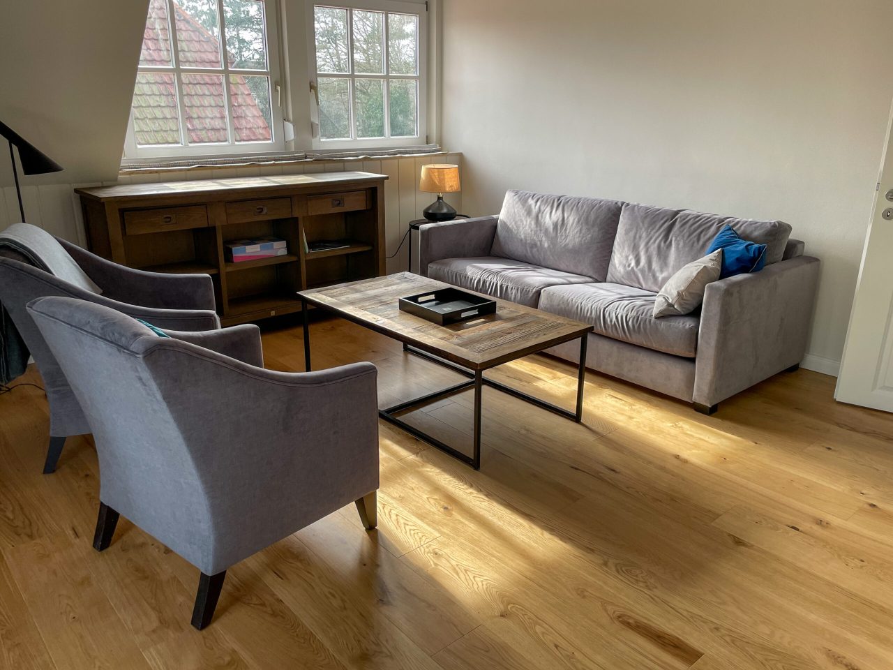 Wohnzimmer mit direktem Zugang zur Küche