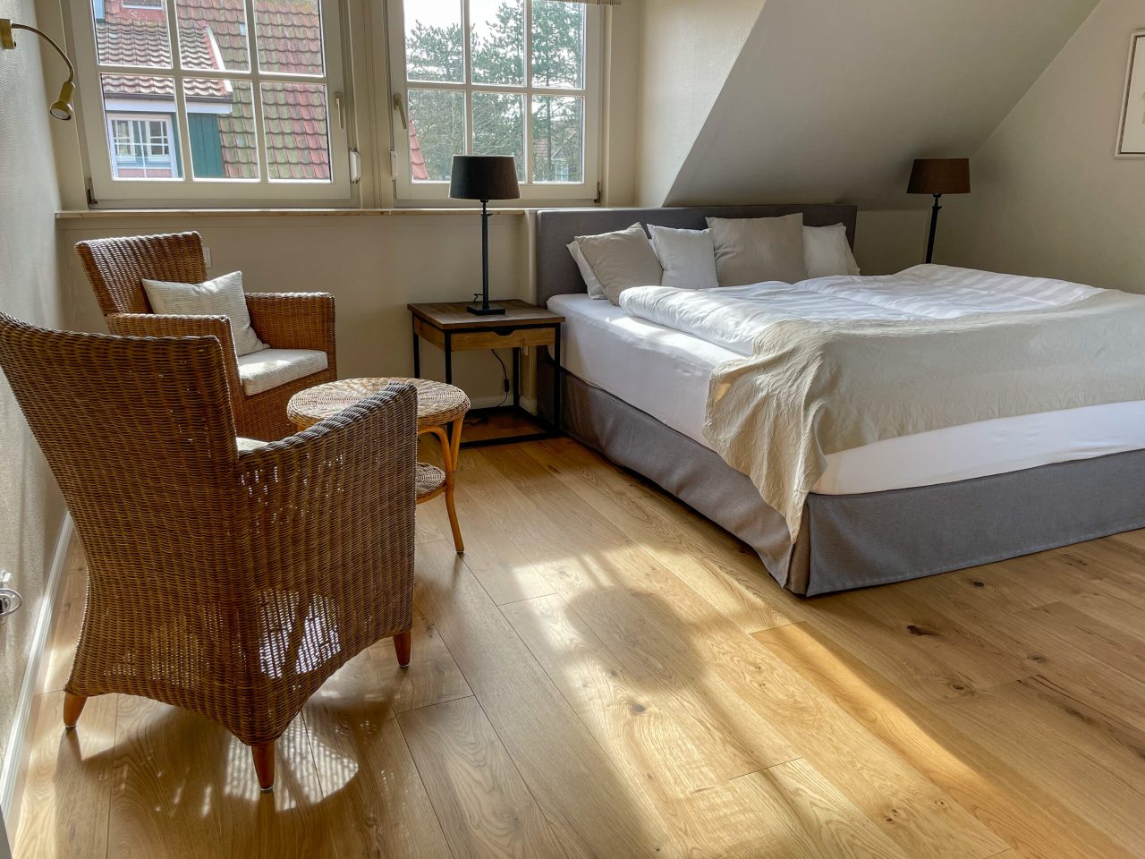 Schlafzimmer 1 (17m²) mit Boxspringbett (1,80m x 2,00m) zzgl. Kinderbett bei Bedarf