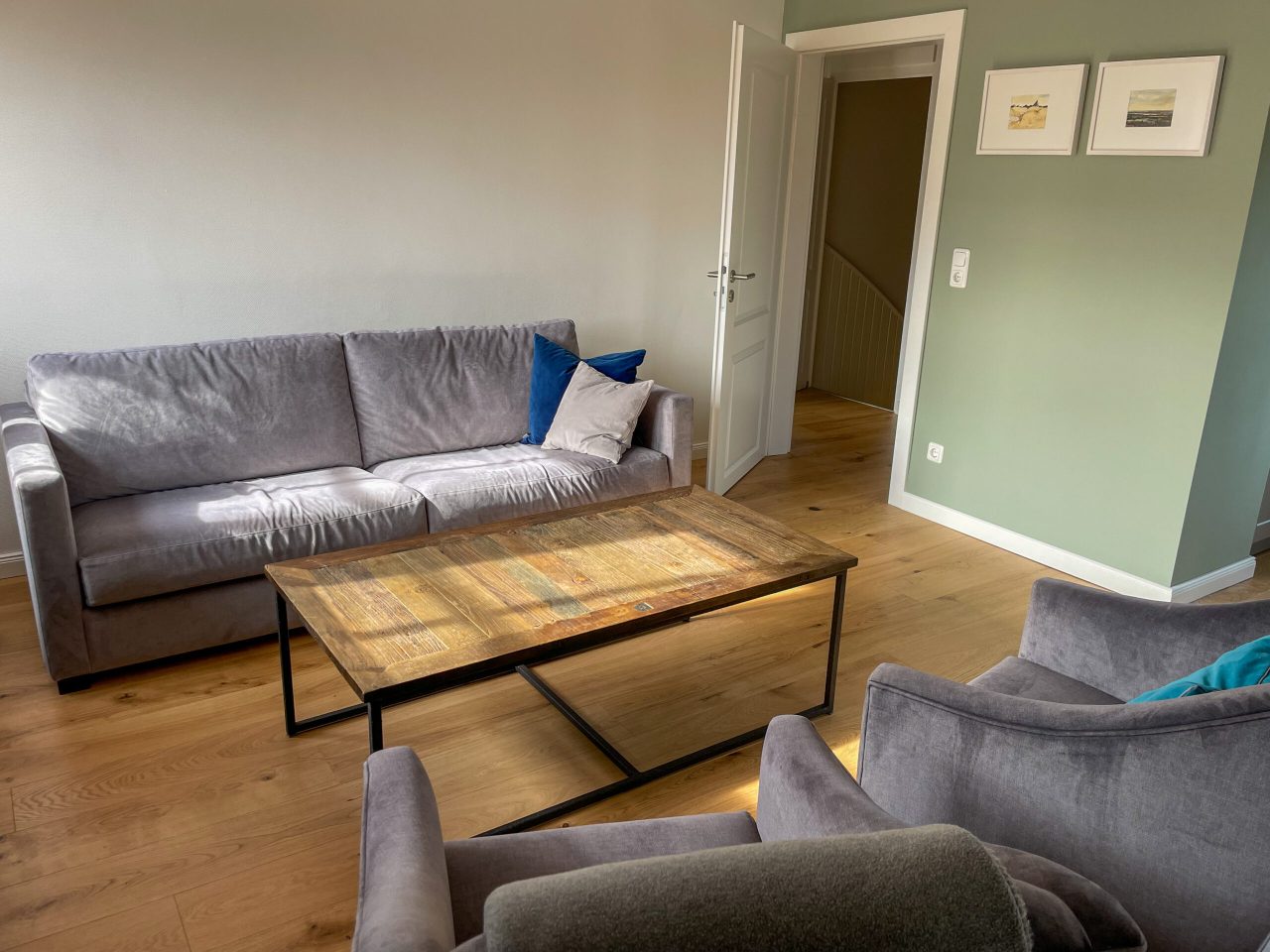Wohnzimmer mit direktem Zugang zur Küche