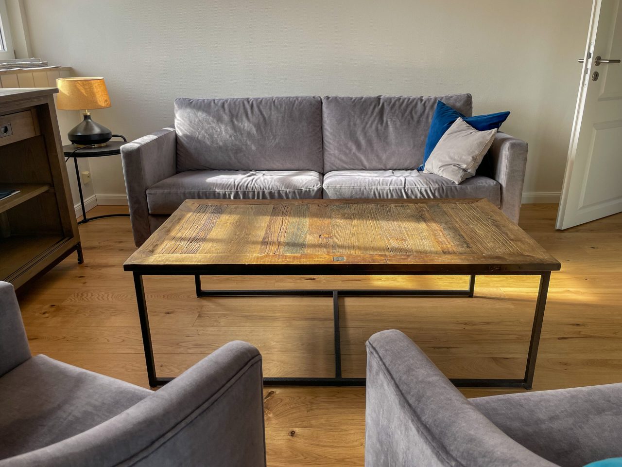 Wohnzimmer mit direktem Zugang zur Küche
