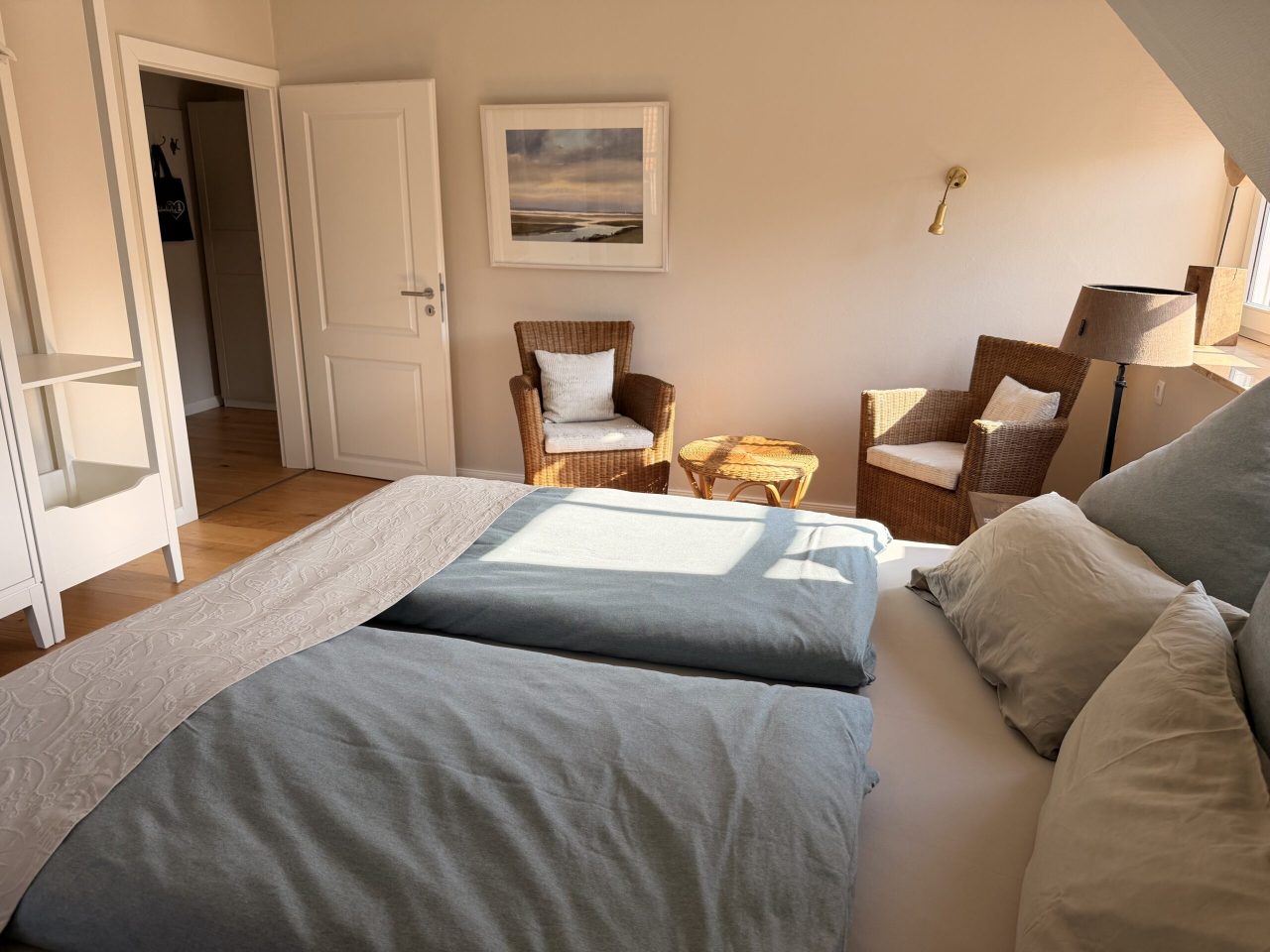 Schlafzimmer 1 (17m²) mit Boxspringbett (1,80m x 2,00m) zzgl. Kinderbett bei Bedarf