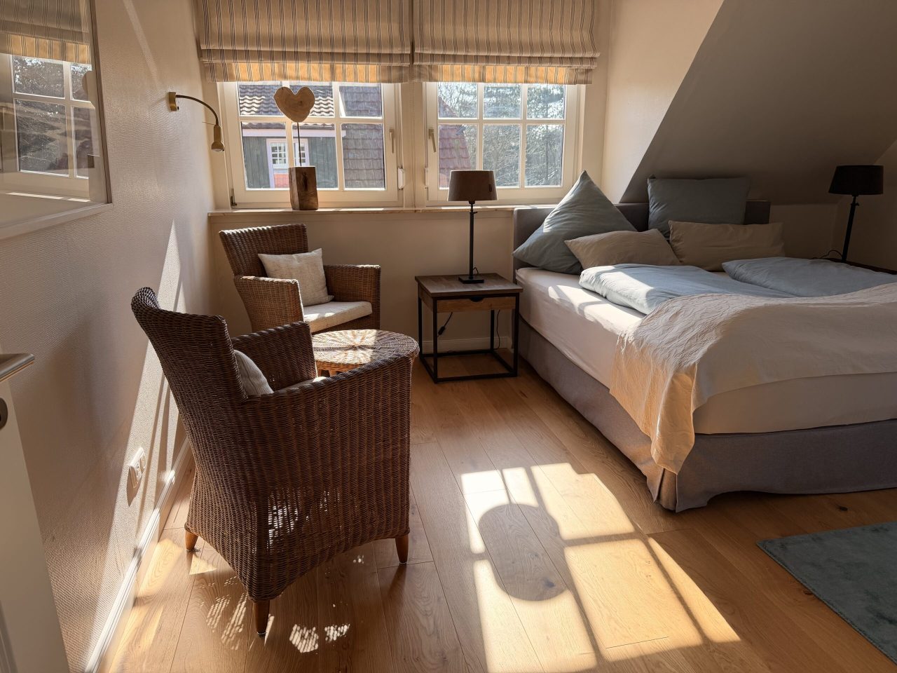 Schlafzimmer 1 (17m²) mit Boxspringbett (1,80m x 2,00m) zzgl. Kinderbett bei Bedarf