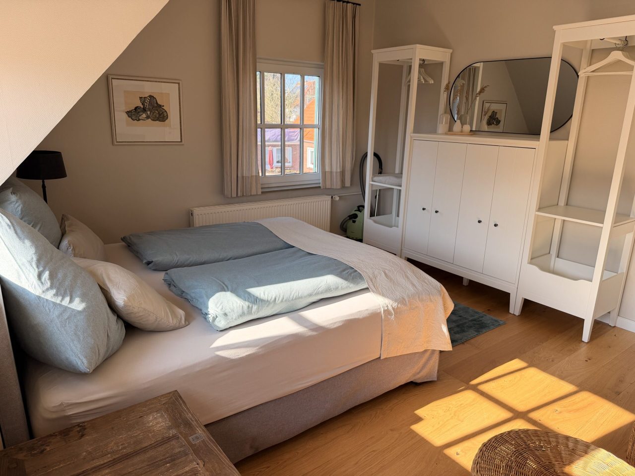 Schlafzimmer 1 (17m²) mit Boxspringbett (1,80m x 2,00m) zzgl. Kinderbett bei Bedarf