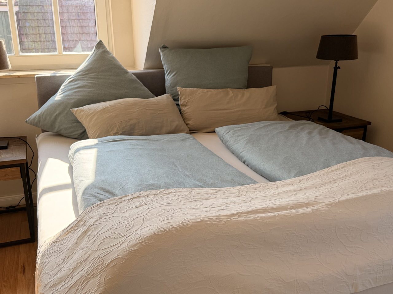 Schlafzimmer 1 (17m²) mit Boxspringbett (1,80m x 2,00m) zzgl. Kinderbett bei Bedarf
