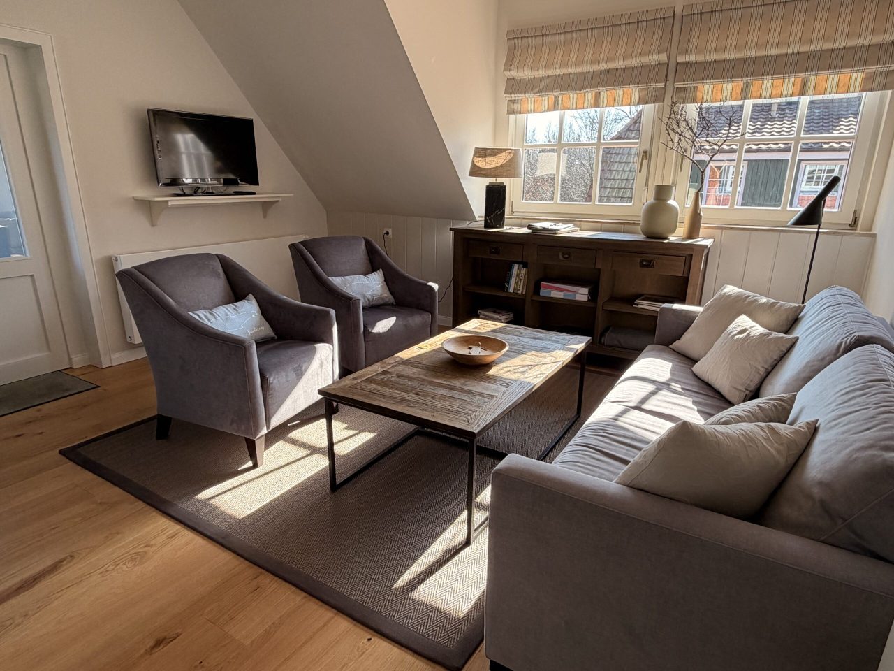 Wohnzimmer mit direktem Zugang zur Küche