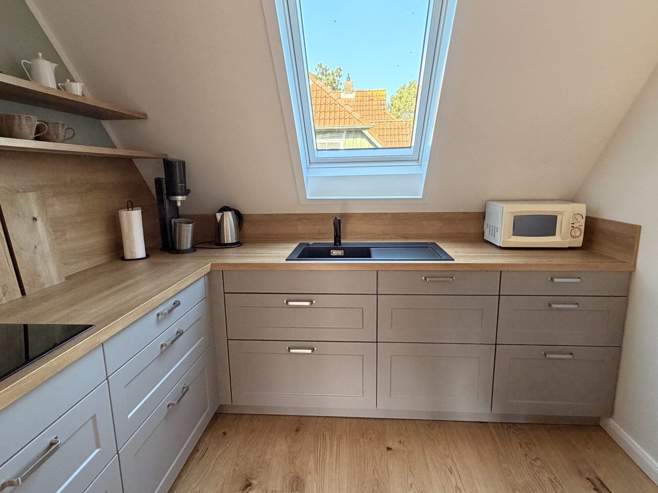Einbauküche mit Induktionskochfeld, Backofen, Kühlschrank mit Gefrierfach, Spülmaschine,
Kaffeemaschine, Milchschäumer, Soda-Stream Wassersprudler, Wasserkocher, Toaster