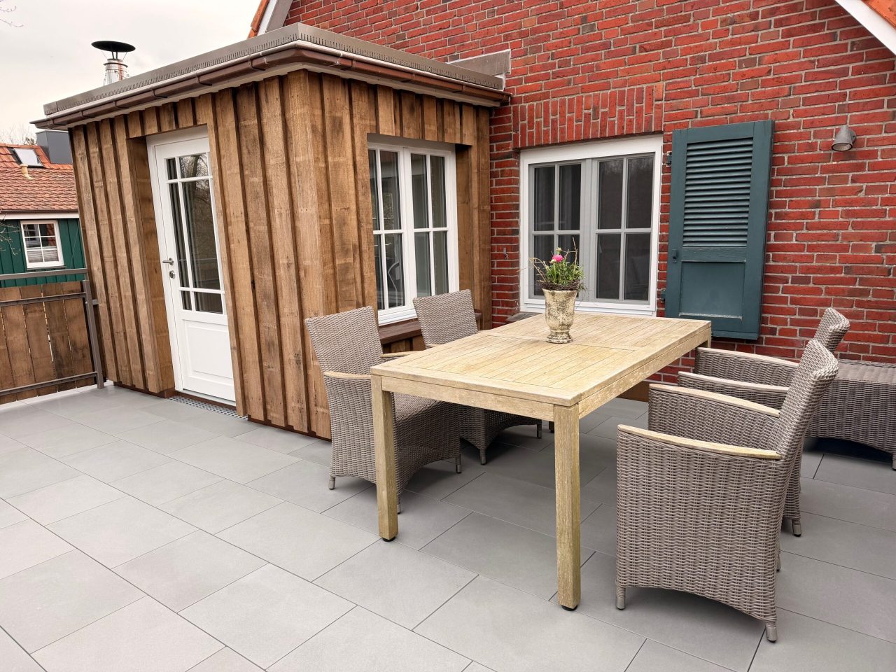 Dachterrasse mit Gartenmöbel, windgeschützt in sonniger Lage