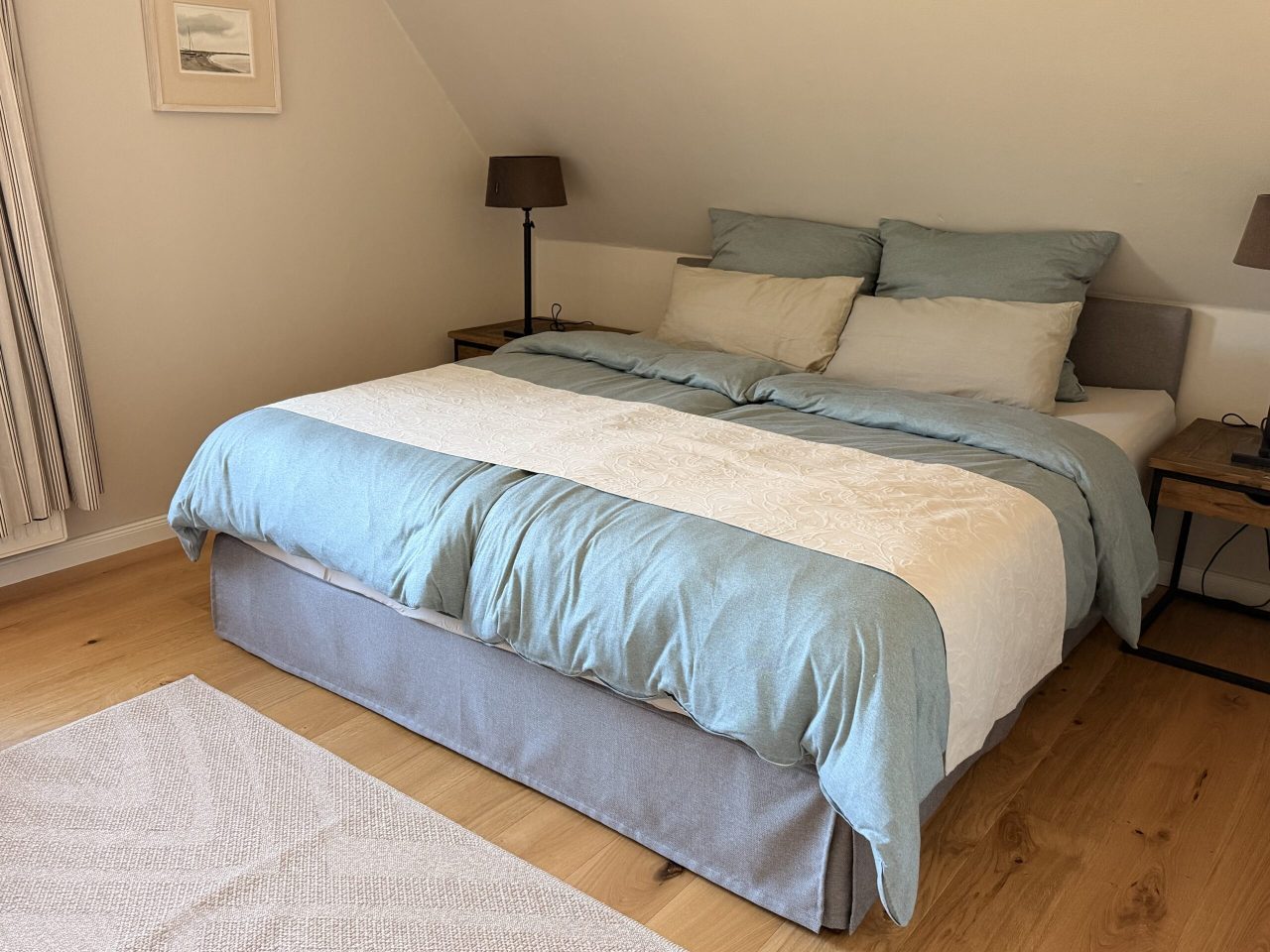Schlafzimmer 2 (13m²)
mit Boxspringbett 1,80 x 2,00 m