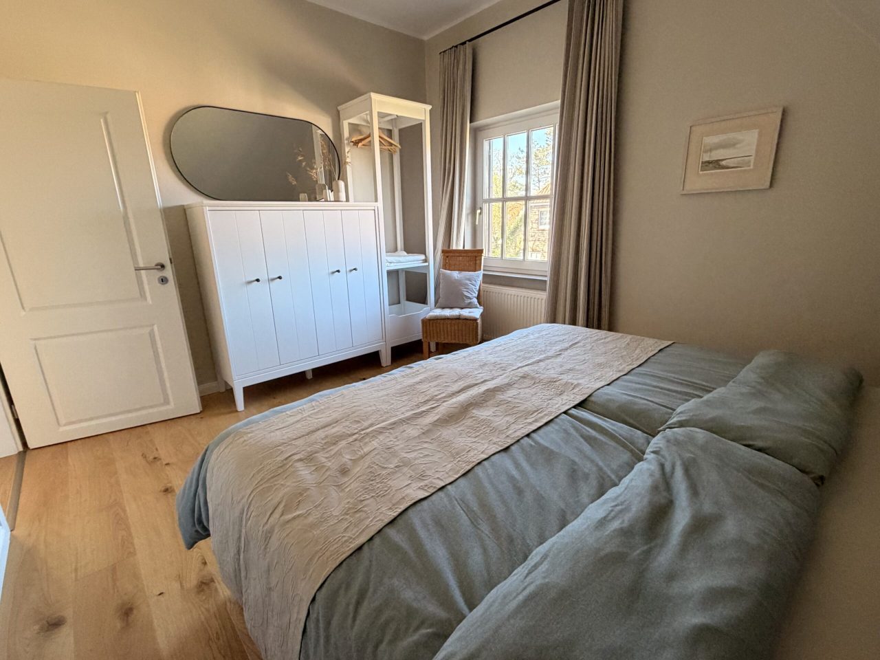 Schlafzimmer 2 (13m²)
mit Boxspringbett 1,80 x 2,00 m