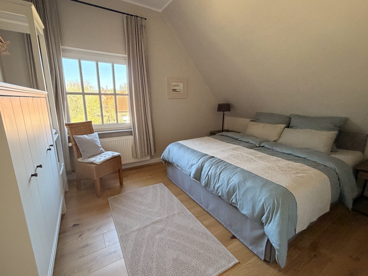 Schlafzimmer 2 (13m²)
mit Boxspringbett 1,80 x 2,00 m