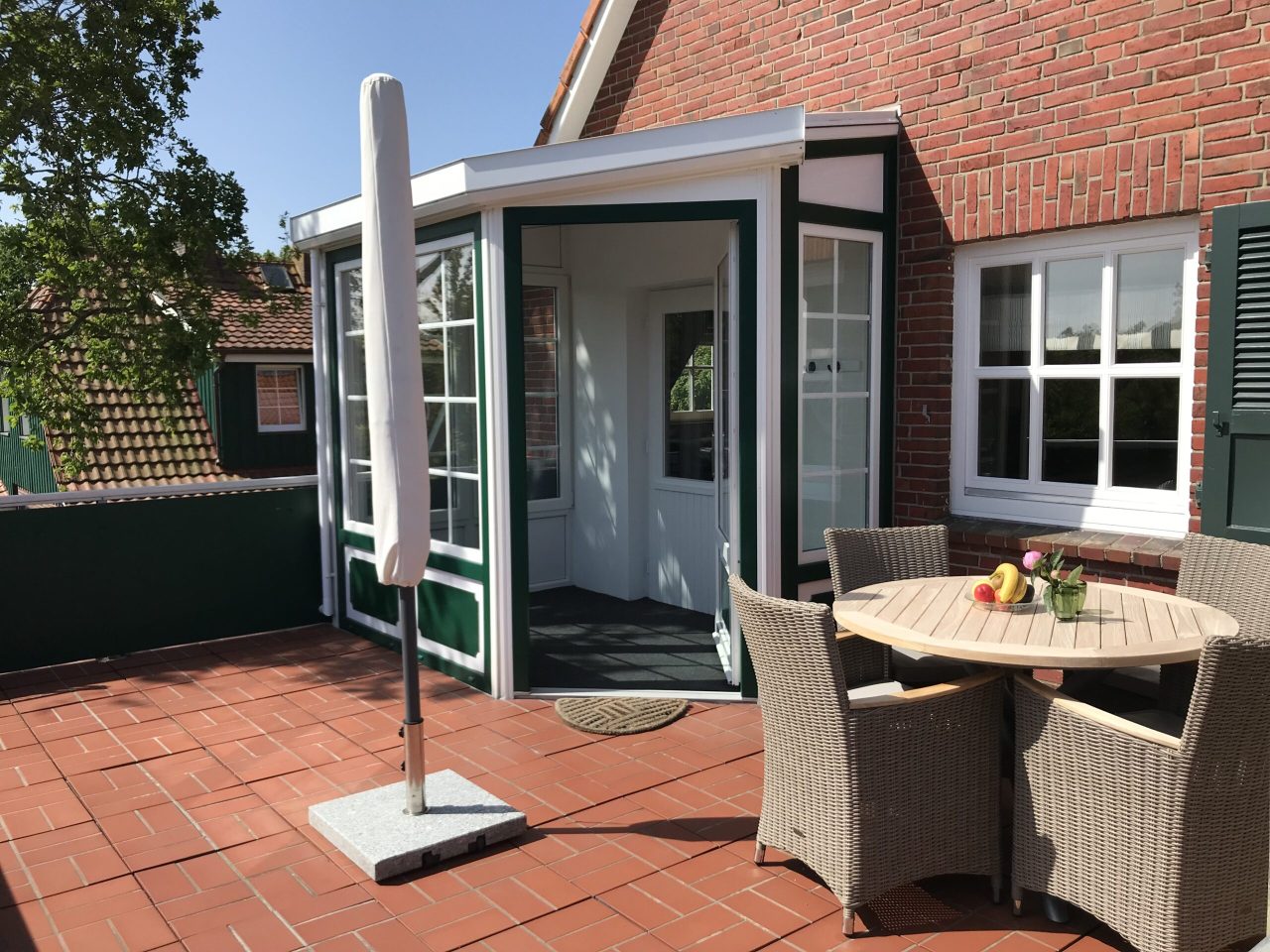 Dachterasse mit Gartenmöbel, windgeschützt in sonniger Lage